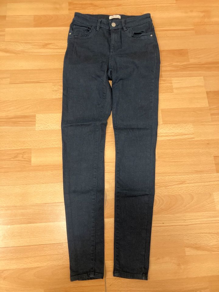 Enge dunkelblaue Jeans von Esprit in Berlin