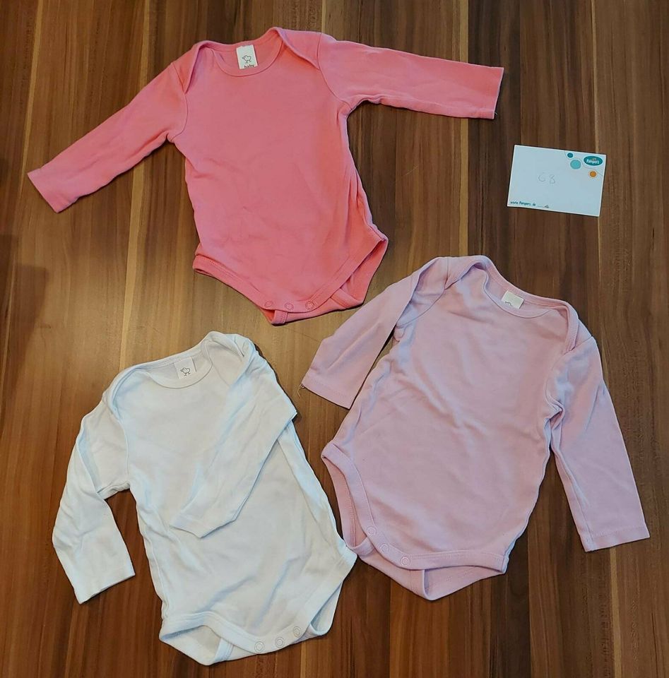 Strampler, Bodys, Hosen, Mützen,  Shirts für Babys, Größe 68 in Niederwerrn