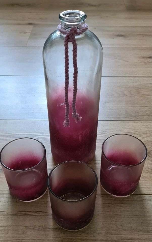 Flasche / Vase mit drei Gläsern in Zolling