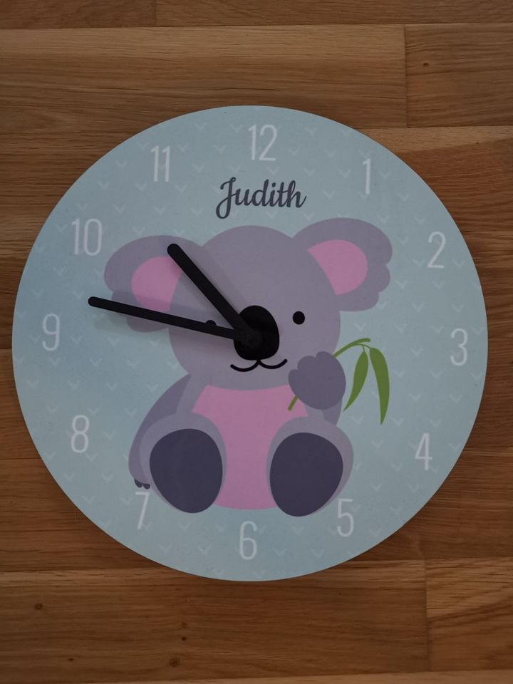 Kinderuhr / Kinder Wanduhr Kinderzimmer Koala mit Namen "Judith" in Leipzig