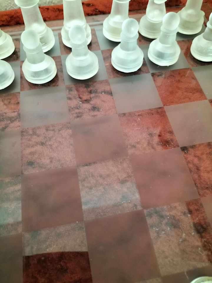 Schach, Glas-Schachspiel in Warthausen