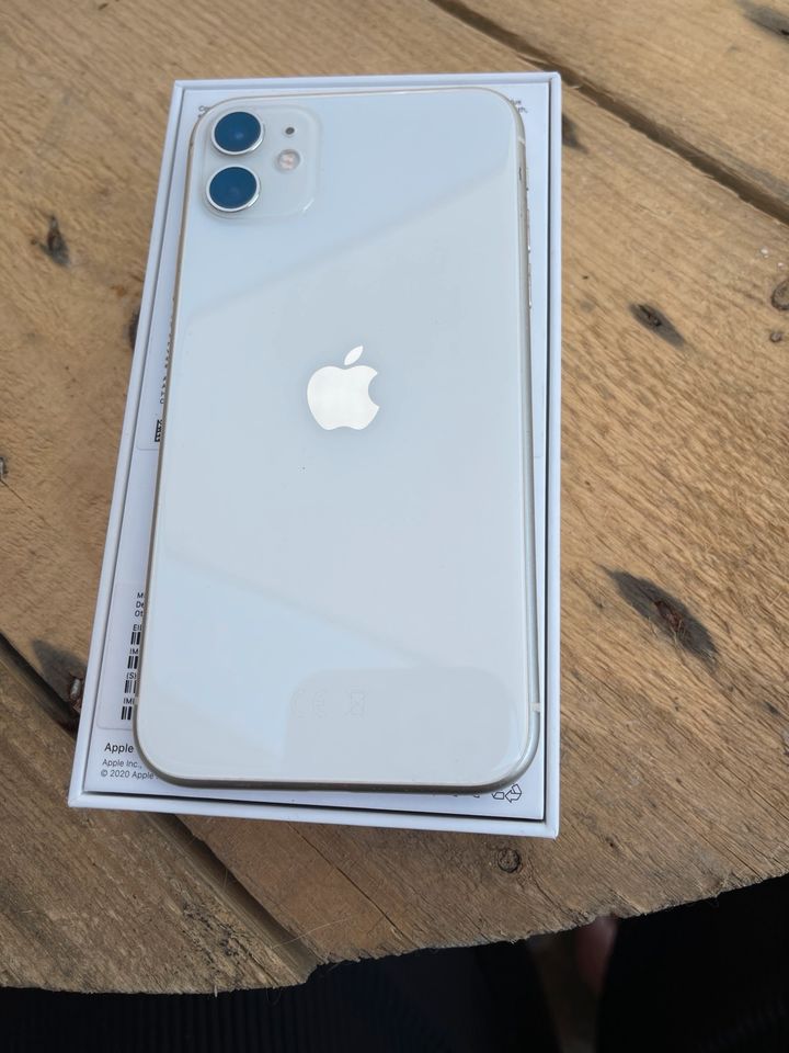 iPhone 11 128GB White - Glas ist gerissen - funktioniert in Süsel