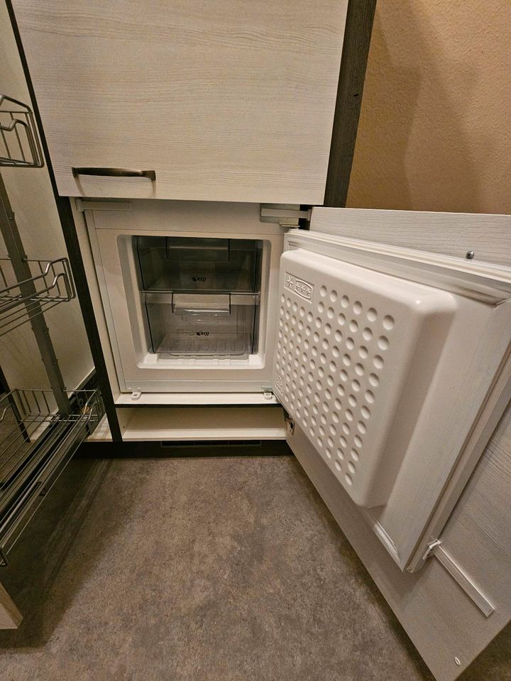 Kühl- Gefrierschrank mit einem Einbauschrank in Nürnberg (Mittelfr)