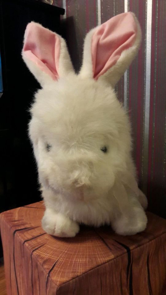 Osterhase groß und beige  für Dekozwecke - Schaufenster in St. Ingbert