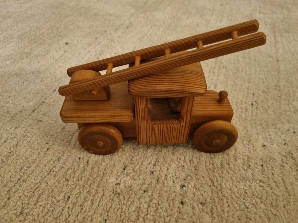 Spielzeug feuerwehrauto mit Drehleiter aus Holz von debresk in Denzlingen