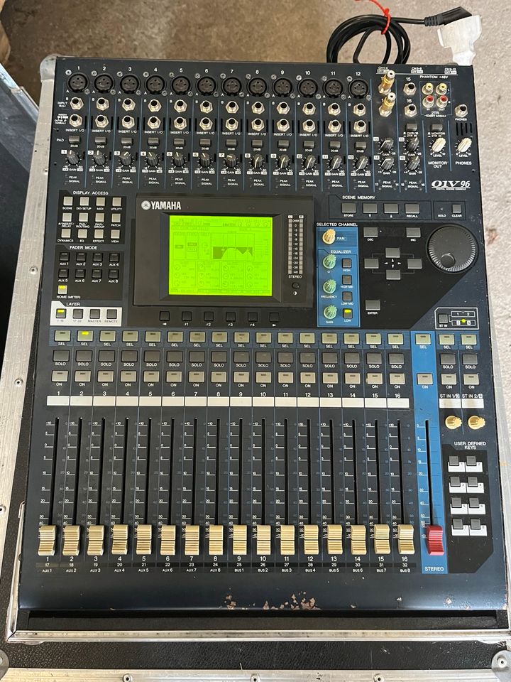 Mischpult Yamaha 01V96 und Behringer Ultragain in Schermbeck