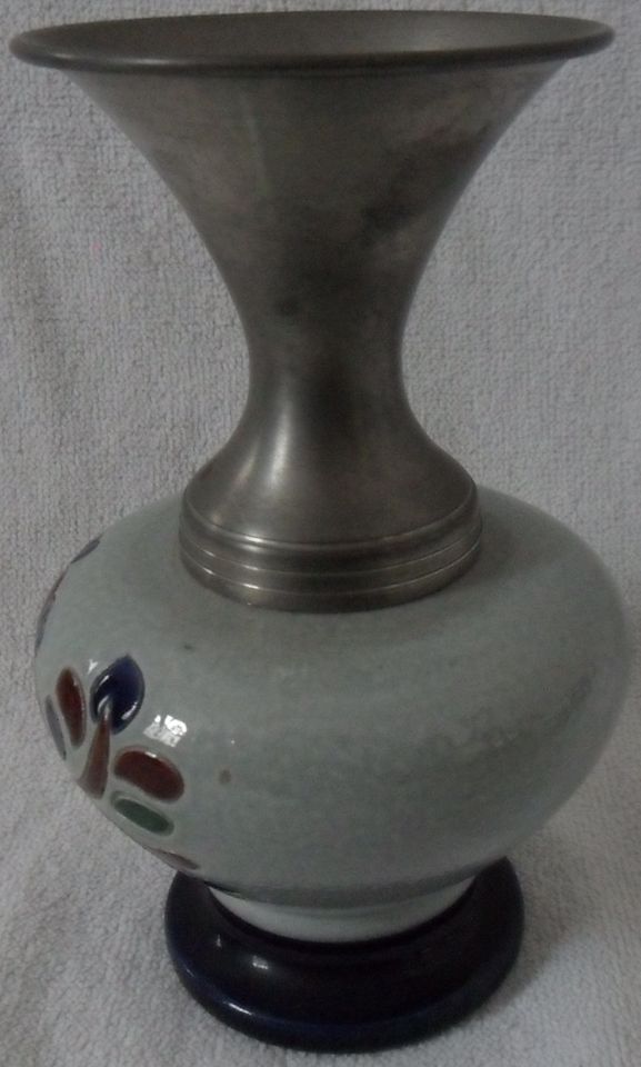 Keramik-Vase mit Zinn-Oberteil, Blumenmuster, blauer Fuß in Eltville