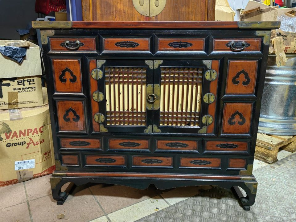 Altes originales Asiatisches Sideboard mit vielen Details in Lilienthal