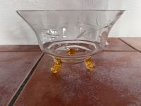 Glasschüssel mit 3 Glasfüßen, geschliffene Ornamente Nordrhein-Westfalen - Herscheid Vorschau