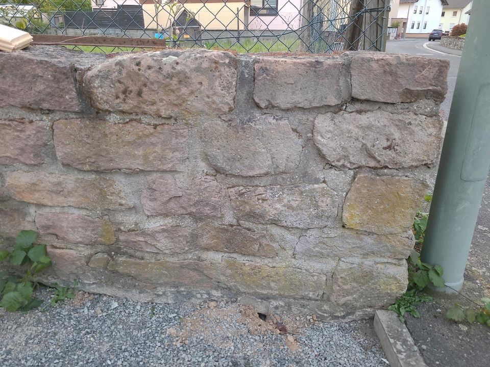 Sandsteinmauer aus Findlingen zu verschenken in Großwallstadt