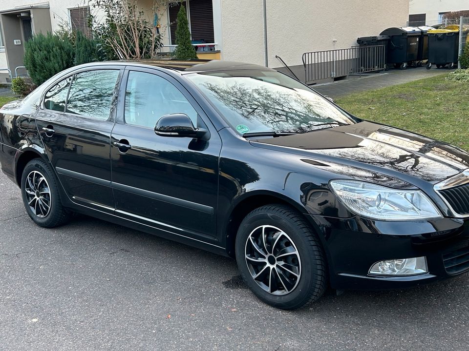 Schwarzer Skoda Oktavia Limousine in Bonn