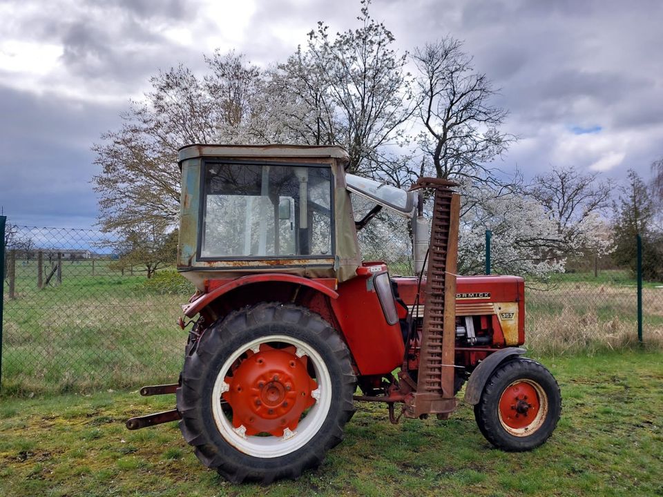 Traktor IHC 353 MC Cormick Kabine Seitenmähwerk Schlepper in Herzberg/Elster