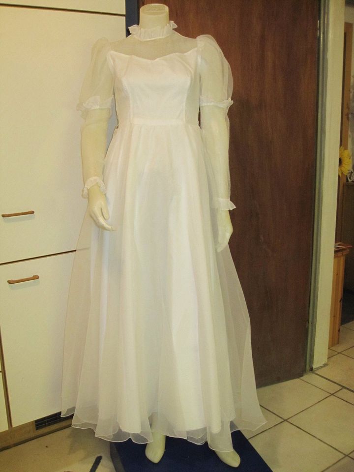 Brautkleid Gr. 38, tailliert, Fa. Kleemeier Hof incl. Kopfschmuck in Kirchdorf a. Inn