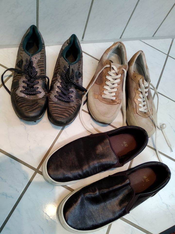 3 Paar Schuhe Gr.39 wie abgebildet fast neu 15,- in Hünxe