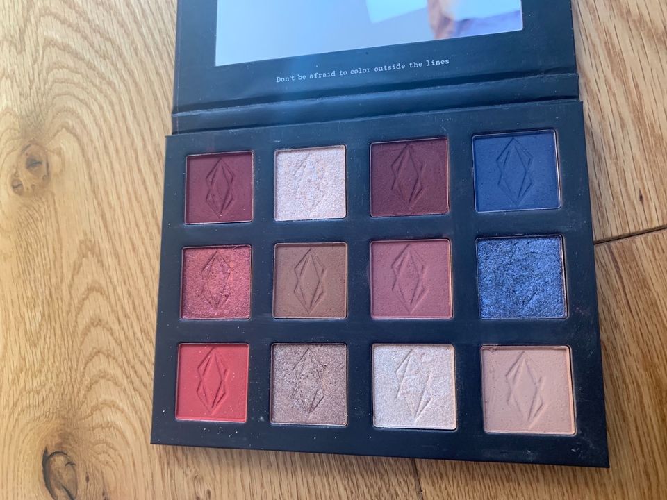 Lethal Cosmetics Lidschatten Palette Blau Rosa nude in Burgdorf