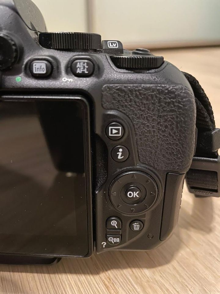 Nikon Spiegelreflexkamera mit zweitem Objektiv und Zubehör in Maisach