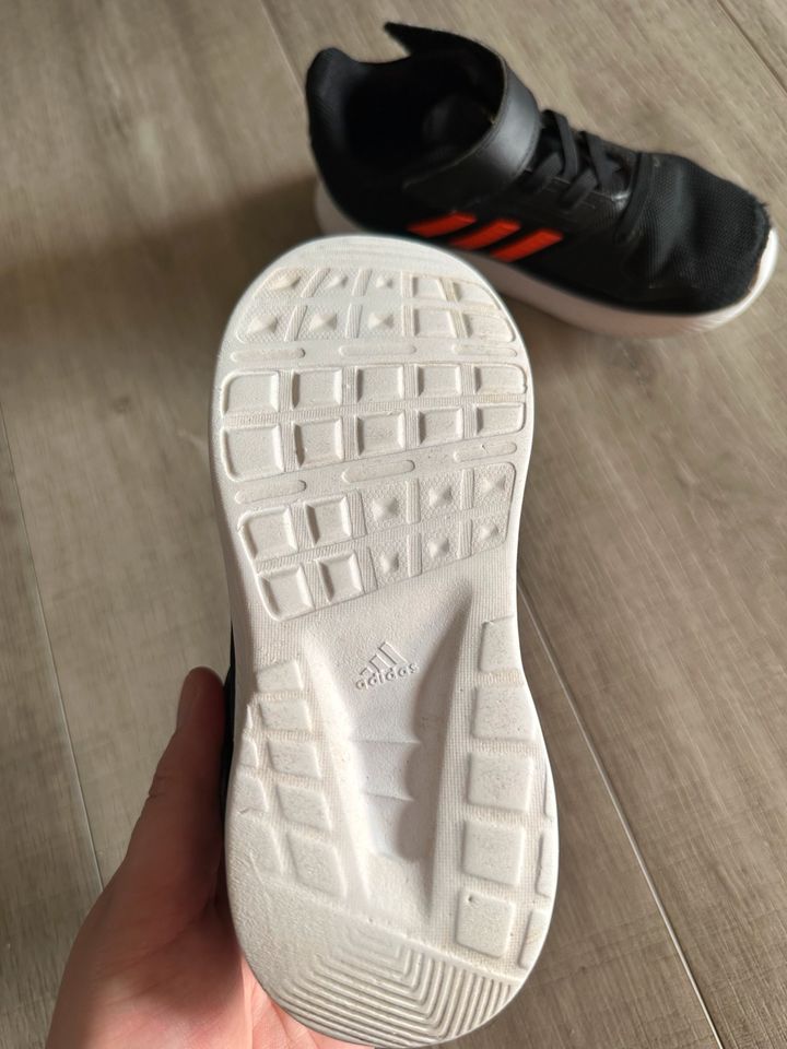 Adidas Schuhe Gr. 27 in Nidda