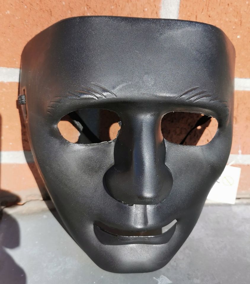 Maske Totenkopf schwarz Kunststoff Halloween neu  SONDERPREIS in Neuss