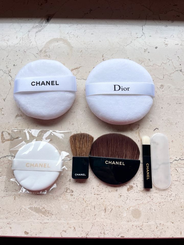 Chanel Dior Puderquasten und Pinsel verschiedene Größen in Freising