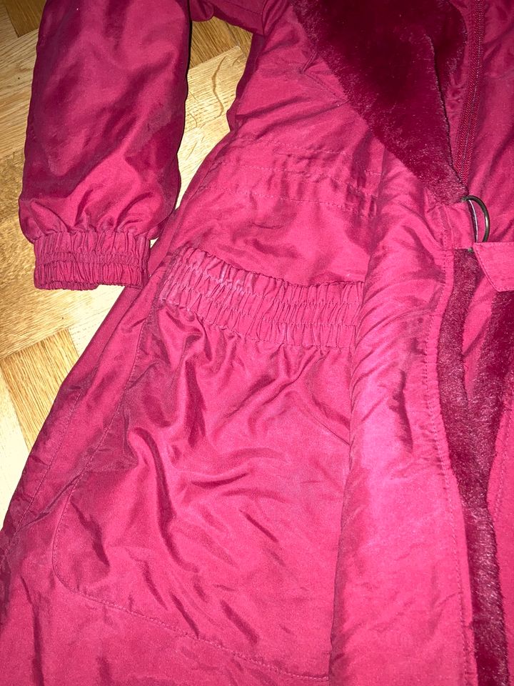 Roter Winter Mantel Jacke 40 Kapuze Kunstfell neuwertig in Weimar (Lahn)