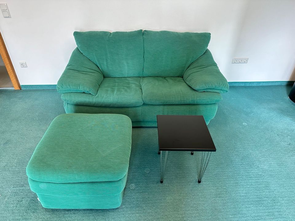 Cord Sofa mit Hocker und Tisch in Schrobenhausen