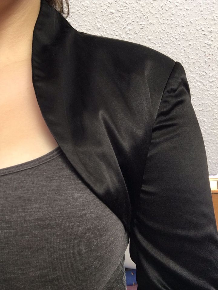 Bolero Jacke schwarz mit Abendkleid blau Zalando 36 S in Schönberg (Holstein)