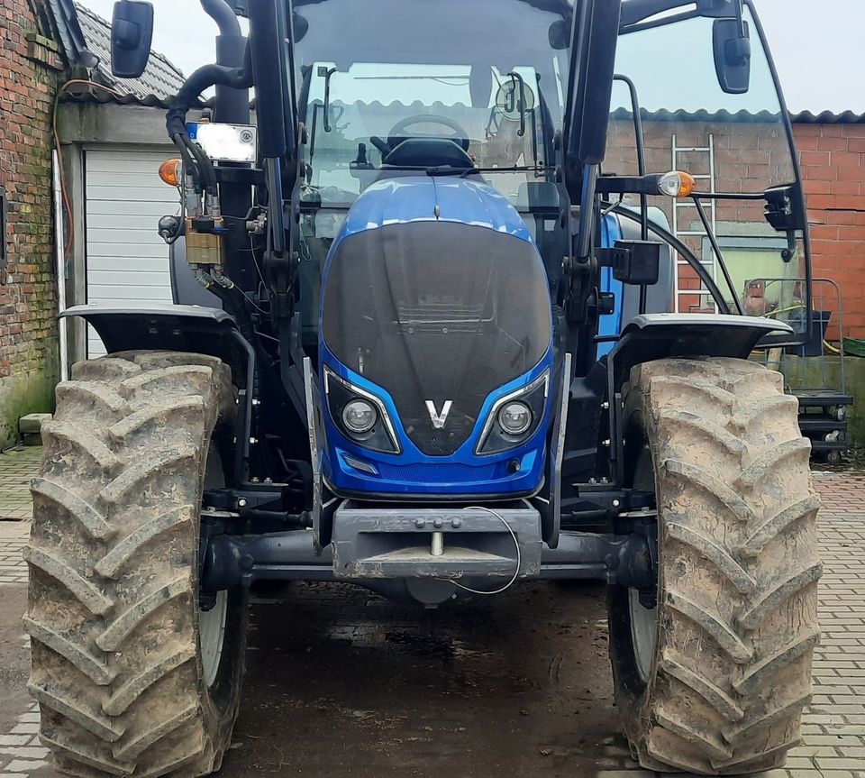 Valtra A114 MH4 mit Frontlader erst 592Bh !!! Bj. 2019 in Rees