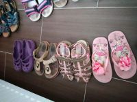 4 Paar Schuhe 30 Sommer crocs Sandalen Zehentrenner Flip Flops Hessen - Langen (Hessen) Vorschau