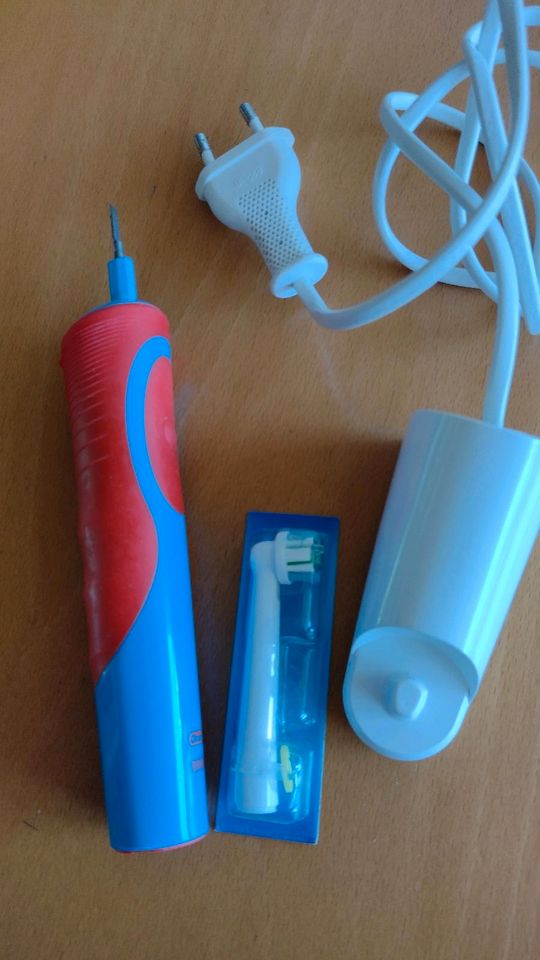 elektrische Zahnbürste von Oral-B Braun (2 Stück vorhanden) in Simmern