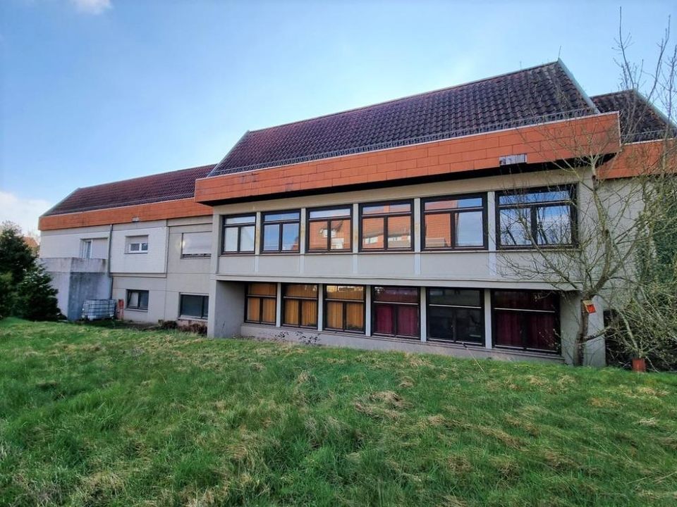 +++Ruhbank: Albert-Schweitzer-Haus mit 400 m² Nutzfläche und großer Erdgeschosswohnung mit Balkon und Garage, Bauplatz in hervorragender Lage+++ in Pirmasens