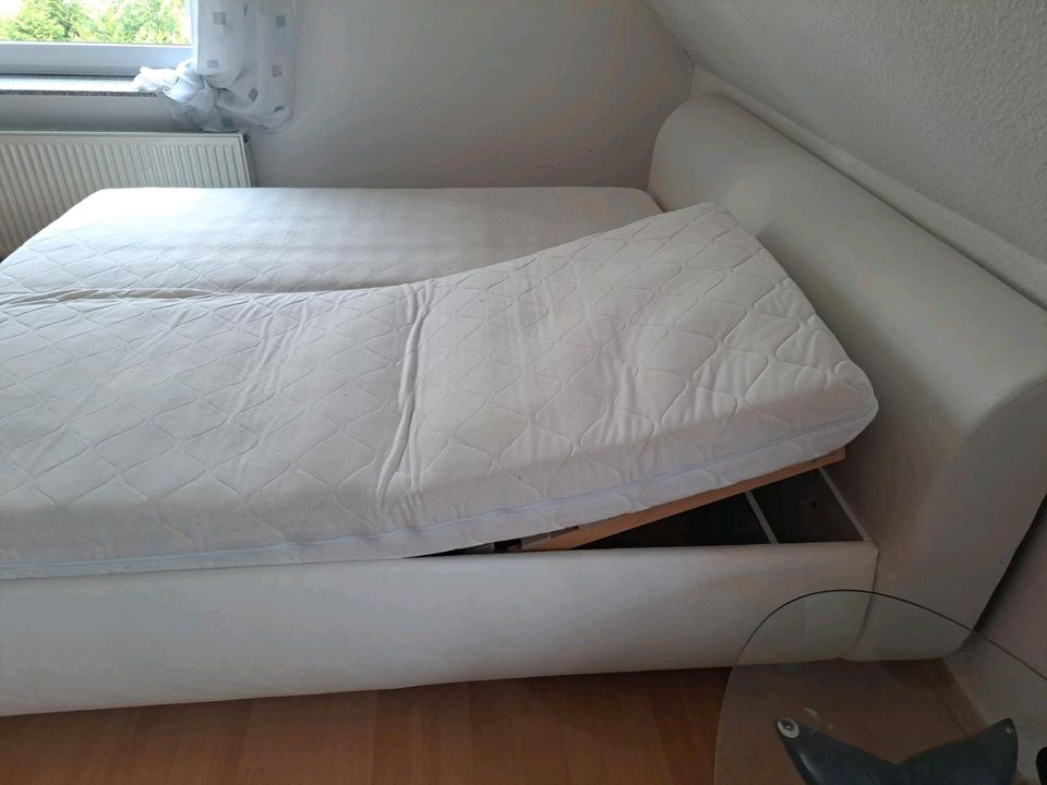 Doppelbett mit verstellbaren Lattenrosten in Wathlingen