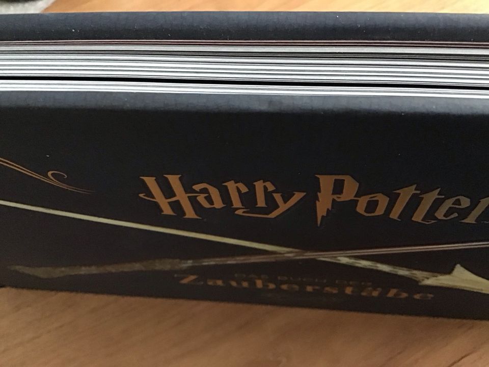 Harry Potter Das Buch der Zauberstäbe neuwertig in Dortmund