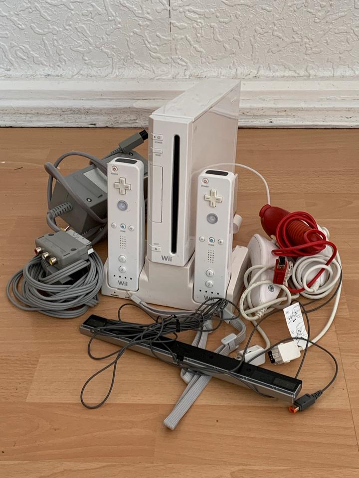 NINTENDO WII KONSOLE MIT CONTROLLER UND ZUBEHÖR KABEL in Essen