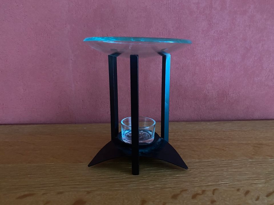 Duftlampe / Aromalampe aus schwarzem Metall mit Glasteller in Bad Mergentheim