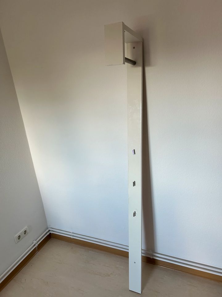 Wand Garderobe in weiß in Frankfurt am Main