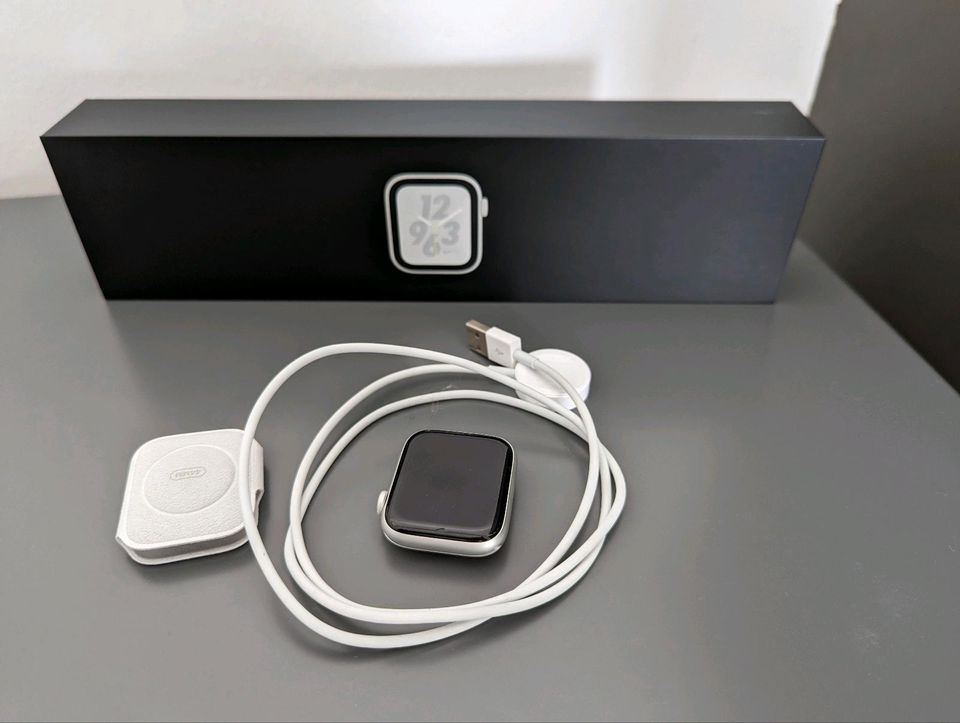 Apple* Watch Series 4 - GPS+Cellular - 44 mm - Silber Aluminium in Köln