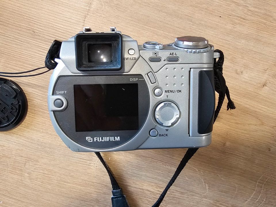 Digitalkamera Fujifilm Finepix 4900 Zoom inkl. Zubehör OVP in Lautzenhausen