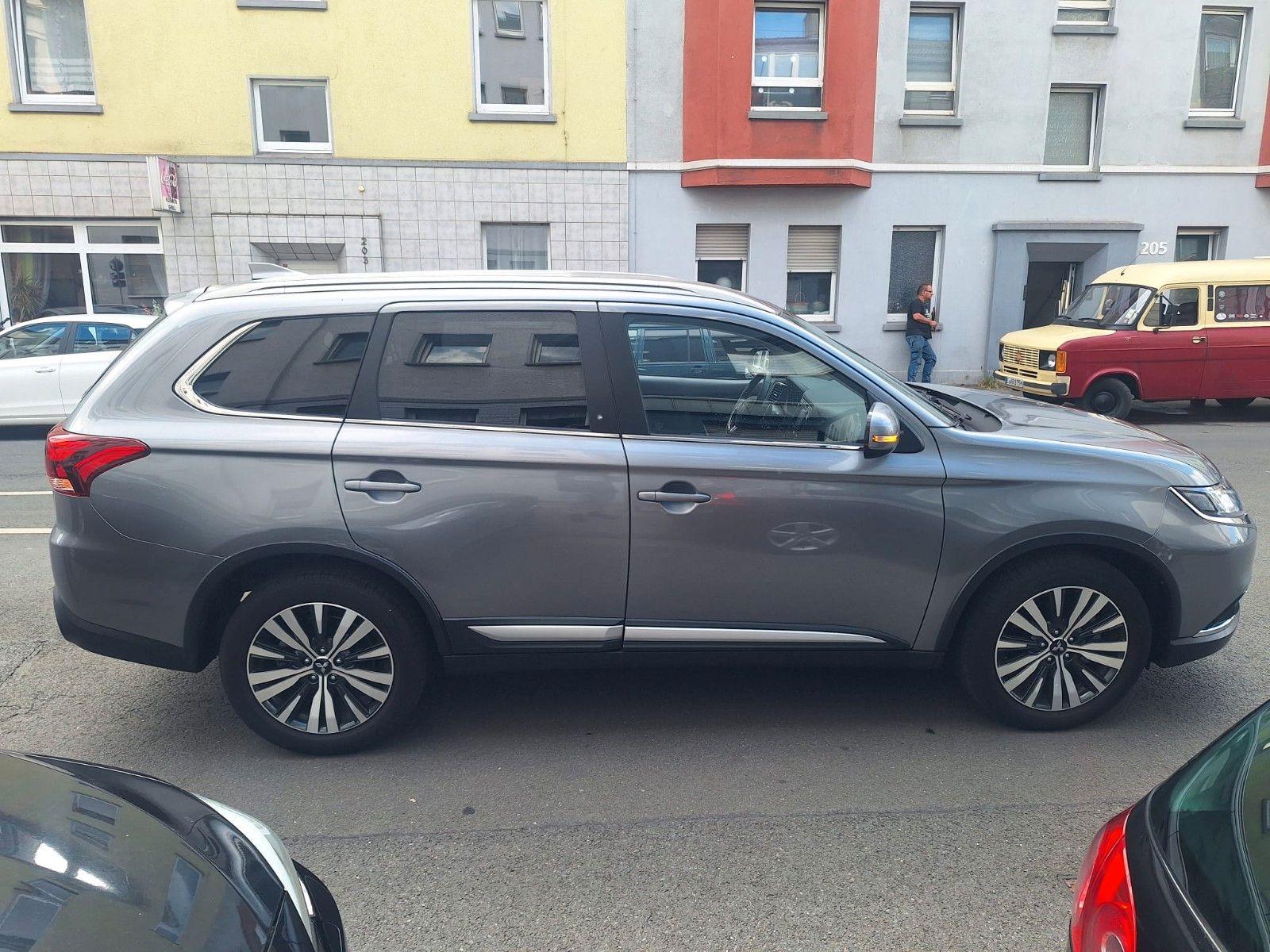 Abbildung des Autos Mitsubishi Outlander 2.0…