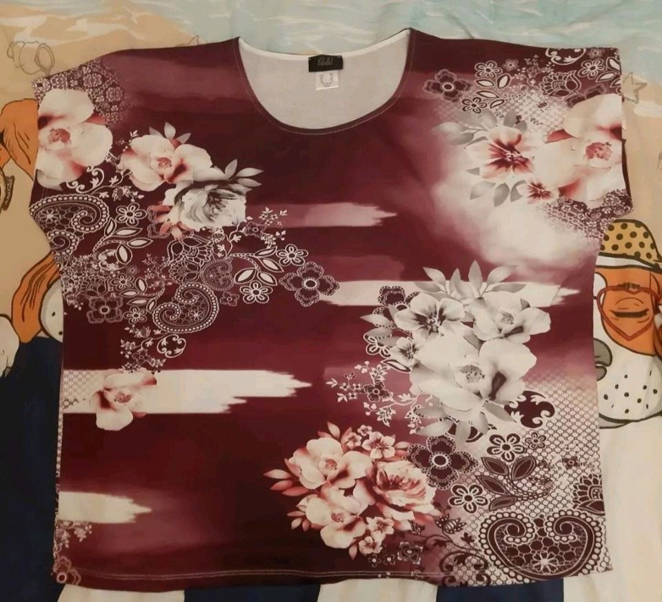 Shirt mit kontrastfarbenen Blüten Gr. 50 - Paola in Dresden
