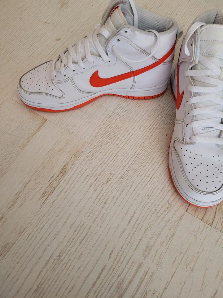 Nike Dunk High Retro white/picante red Gr.42 in Bocholt