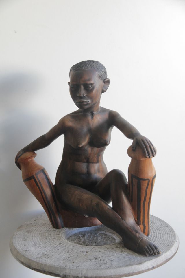 Afrikanische Holz Skulptur, Handarbeit, sitzende Frau mit Trommel in Freiburg im Breisgau