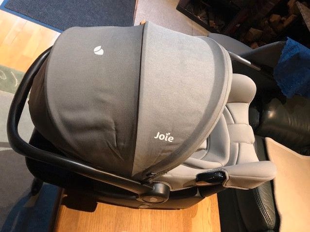 Babyschale von JOIE mit Isofix-Halterung gebraucht aber unbenutzt in Castrop-Rauxel