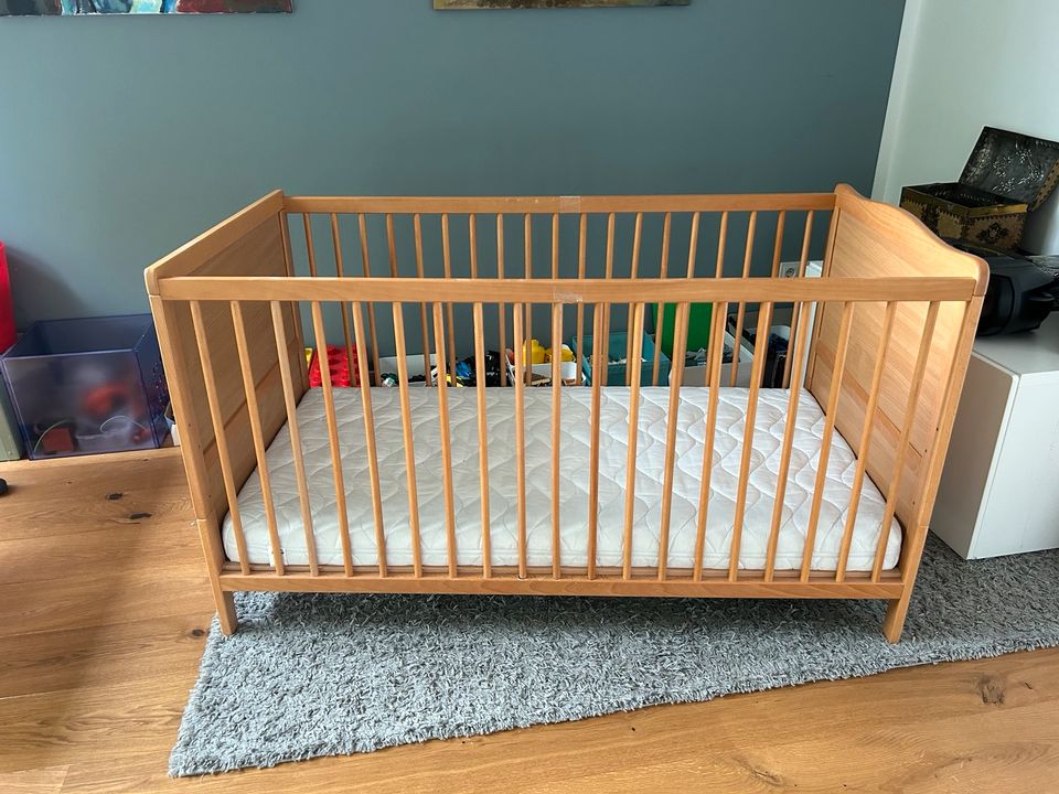Kinderbett mit Matratze guter Zustand Bett Höhenverstellbar in Lüneburg