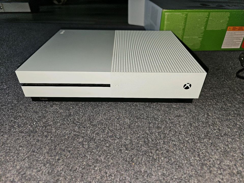 Xbox one s 1Tb in Gladbeck