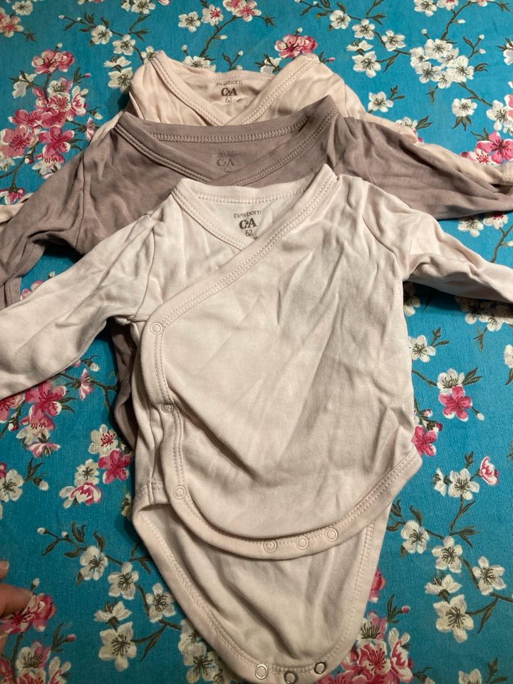 Set aus 3 gebrauchten Wickelbodies C&A Größe 62 Baby Body in Prisdorf