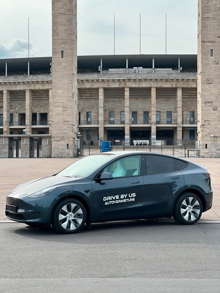 Tesla Model Y 2023 372 PS Autovermietung Mietwagen Automieten Rent a car in Berlin