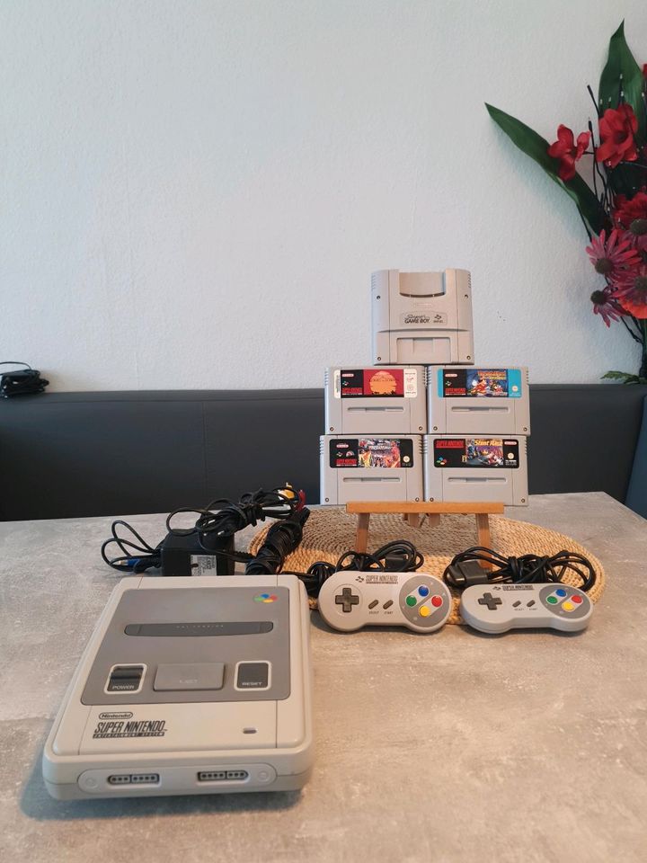 SNES + 5 Spiele + Kabel + 2 Controller Nintendo in Köln