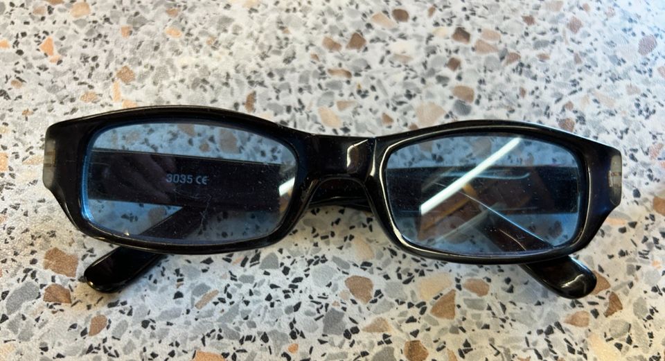 Sonnenbrille 2 € eine ist DG mit Steinchen mit Lesehilfe in Hilders