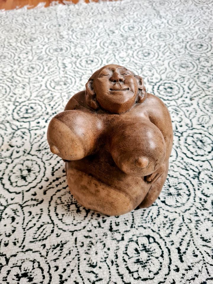 Weibliche indische Yogifigur in Berlin