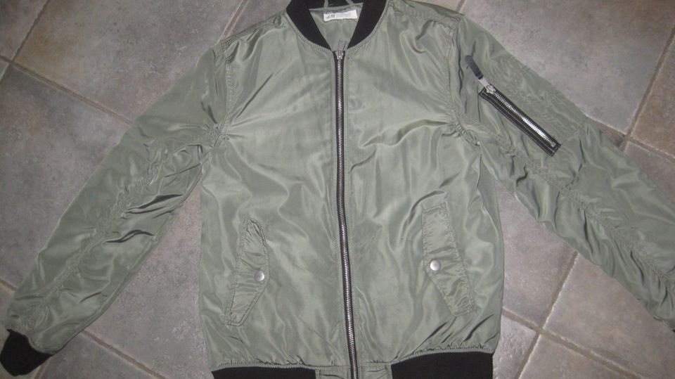 Bomberjacke_Pilotenjacke_Jacke_oliv_khaki * H&M * 146/152 in Gifhorn